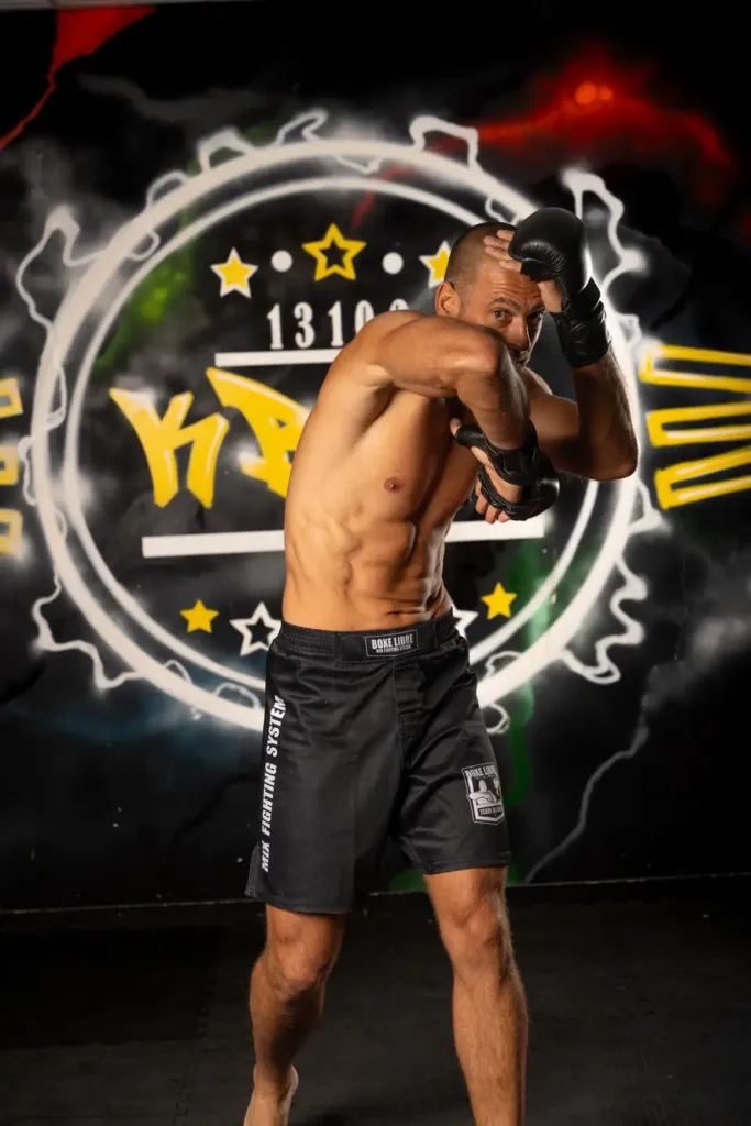 Olivier Blanco torse nu en garde fermée, gants de Boxe Libre