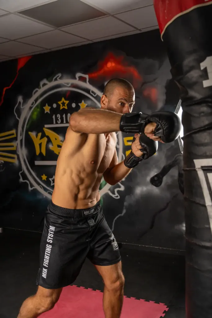 Olivier Blanco porta una serie di pugni al sacco da boxe
