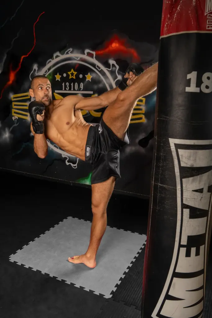 Olivier Blanco en coup de pied haut dans un sac de frappe