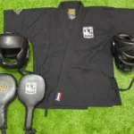 Kick Boxing Simiane-Collongue, photo 2 en grand : Veste, casques et raquettes de frappe personnalisés pour un club