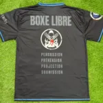 Foto 3: Camiseta técnica Boxe Libre, con golpeo, agarre, proyección y sumisión marcados en la espalda
