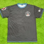 Foto 4: Camiseta técnica negra, logotipo en el pecho y parche en la manga