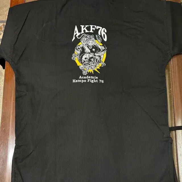 Veste de combat de l'Académie Kempo Fight 76, logo AKF76 dans le dos