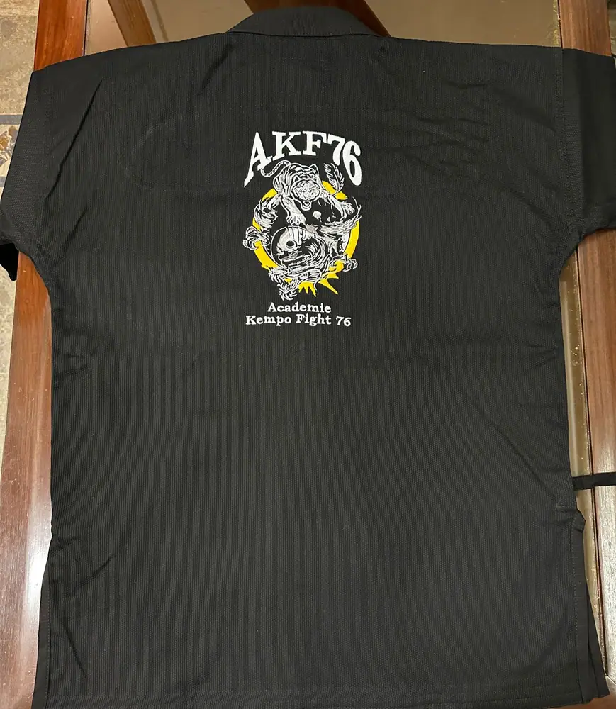 Giacca da combattimento dell'Académie Kempo Fight 76, logo AKF76 sul retro